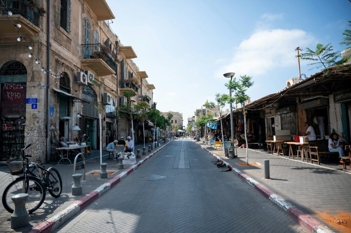 גורג ורור על שוק הפשפשים של יפו