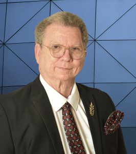 שמואל שי. הסכמי אברהם והצורך לנתב את שיתופי הפעולה הטכנולוגיים דרך המגזר הפרטי עקב קיפאון בממשלה: מאת : שמואל שי יו"ר פורום העסקים ישראל מדינות המפרץ הסכמי אברהם שנחתמו בין ישראל לבין איחוד האמירויות ובחריין בשנת 2020 מהווים נקודת מפנה היסטורית לא רק במישור המדיני-אסטרטגי אלא גם במישור הכלכלי-עסקי. מעבר להכרה הפורמלית בקיומה של מדינת ישראל, ההסכמים מהווים בשורה כלכלית מבחינת הפוטנציאל העצום שהם פותחים עבור שיתופי פעולה עסקיים והשקעות הדדיות בין חברות וגופים מובילים בישראל לבין אלה ממדינות המפרץ. כלכלות מדינות המפרץ מאופיינות בצמיחה מהירה, עושר רב, ורצון להתקדם לעבר עידן פוסט-נפט באמצעות טכנולוגיות ותעשיות מתקדמות. בישראל מצד שני יש יתרון יחסי עצום בכל הקשור ליזמות וחדשנות טכנולוגית. שילוב הכוחות בין הצדדים יכול אם כן להניב פירות כלכליים הדדיים משמעותיים עבור שתי הכלכלות. מיד עם חתימת הסכמי אברהם, החלו להיווצר שיתופי פעולה מרשימים בין חברות מובילות מישראל וממדינות המפרץ. לדוגמה, חברות ההיי-טק הישראליות החלו לפתוח מרכזי פיתוח וחדשנות בדובאי ובבחריין. גופים ממשלתיים כמו קרן השקעות ממשלת איחוד האמירויות השקיעו מאות מיליוני דולרים בחברות ישראליות מובילות. עם זאת, בשנתיים האחרונות אנו עדים להאטה משמעותית בקצב חיזוק שיתופי הפעולה הכלכליים בין הצדדים. הסיבה המרכזית לכך היא חוסר יכולתה של ממשלת ישראל לקדם באופן אקטיבי את האינטרסים המסחריים מול מדינות שחתומות על הסכמי אברהם. הקיפאון הממשלתי נובע ממשבר פוליטי כרוני שמונע קבלת החלטות בנושאי מדיניות חוץ וכלכלית. בהיעדר גיבוי ממשלתי אקטיבי של האינטרסים העסקיים מול מדינות המפרץ, הפוטנציאל האדיר של הסכמי אברהם אינו ממומש עד תום לרווחת שתי הכלכלות. על כן, בהינתן המצב הפוליטי הנוכחי בישראל, יש צורך לאפשר למגזר הפרטי ולחברות טכנולוגיה מובילות לקדם באופן עצמאי שיתופי פעולה כלכליים עם מדינות המפרץ, ללא תלות בתמיכת הממשלה. זאת באמצעות הסרת חסמים בירוקרטיים, מתן תמריצי מס, ויצירת מנגנוני מימון וביטוח סיכונים שיאפשרו לחברות פרטיות להשקיע ולשתף פעולה עם גופים באיחוד האמירויות ובחריין ללא חשש. המודל של שיתופי פעולה במישור הפרטי מול ממשלות מדינות המפרץ מהווה פריצת דרך היסטורית שתאפשר לממש לפחות חלק מהפוטנציאל הכלכלי הטמון בהסכמי אברהם, גם אם המישור הממשלתי תקוע. עשרות מיליארדי דולרים בהשקעות הדדיות ועסקאות מסחריות עשויים להינעל אם המגזר הפרטי לא ייקח את ההובלה. מנהיגות עסקית נחושה שתפעל לממש את ההזדמנויות למרות הקשיים, תוכל להביא תועלת כלכלית אדירה הן לישראל והן למדינות המפרץ. שמואל שי, יו"ר פורום העסקים ישראל – מדינות המפרץ, פועל בשנה האחרונה באופן אינטנסיבי לקדם שיתופי פעולה כלכליים וטכנולוגיים בין חברות פרטיות בישראל לבין גורמים במדינות שחתמו על הסכמי אברהם - איחוד האמירויות ,בחריין, מרוקו, סודן, בורניי, קוסובו, ירדן ומצריים . זאת לאור הבנתו שבהיעדר יכולת ממשלתית לקדם באופן ממוקד את הפוטנציאל הגלום בהסכמים, יש לאפשר למגזר הפרטי לקחת את ההובלה ולייצר שיתופי פעולה עסקיים ישירות מול מדינות הסכמי אברהם. במסגרת זו יזם שי מפגשים רבים בין בכירי התעשייה הישראלית לבין שרים ובכירים מאיחוד האמירויות ובחריין ושאר המדינות , במטרה ליצור קשרים אישיים ועסקיים. כמו כן לחץ בהצלחה על משרדי הממשלה במפרץ לפשט את הבירוקרטיה עבור חברות המעוניינות להשקיע ולשתף פעולה במפרץ. בנוסף יזם שי הקמה של קרן השקעות משותפת לישראל ואיחוד האמירויות, בהיקף של מיליארדי דולרים, שמטרתה לממן פרויקטים משותפים של חברות טכנולוגיה מהמדינות. קרן זו נותנת גיבוי כספי ותמריץ משמעותי ליצירת שותפויות עסקיות חדשות שתפעל בשיתופי פעולה עם קרנות העושר בכל מדינה במפרץ. שמואל שי כשגריר הסטארט-אפ הישראלי במפרץ, ניכר כי הוא מאמין ששיתופי פעולה פרטיים הם המפתח למימוש הפוטנציאל הכלכלי של הסכמי אברהם, בהיעדר תמיכה ממשלתית הולמת. התשתית שהוא יצר בשנה האחרונה צפויה להניב עסקאות ועסקות משותפות רבות בין חברות מובילות בישראל לבין המפרץ בשנים הקרובות. נותר רק לקוות שגם ממשלת ישראל תבין את הפוטנציאל האדיר הגלום בהסכמי אברהם והיכולות הכלכליות שטמונות בהסכמים אלה שהנם אבן דרך חשובה לחיזוק היחסים בין ישראל ומדינות ערב.