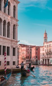 canal between buildings during daytime - boats on canal between houses during daytime - Rialto Bridge, Venice Italy - the tourist guide, Oded Gold. שלומי טהורי 