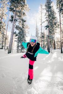 woman in black jacket and pink pants standing on snow covered ground during daytime אסי מוש. המלצות לחופשה חורפית 